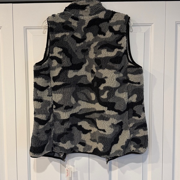 Women's Black and Gray Camouflage Vest - Picture 6 of 8